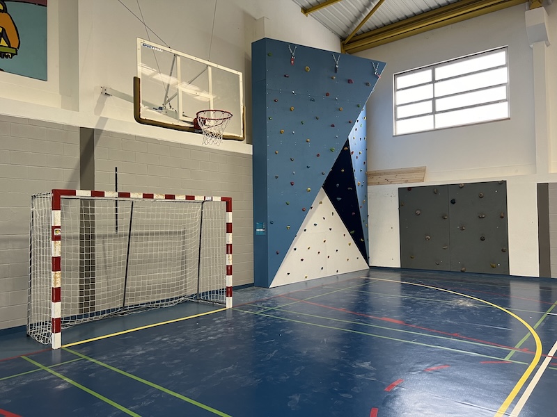 Parede de escalada em ginásio escolar